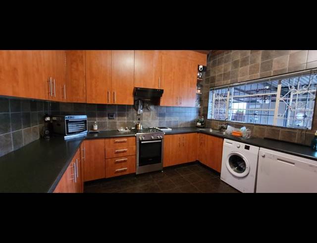 3 BEDROOM HOUSE FOR SALE IN FLORENTIA